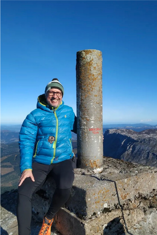 Esta es una imagen de Iñigo Olano, Coach, en una de sus rutas en lo alto del monte para conectar con la naturaleza.